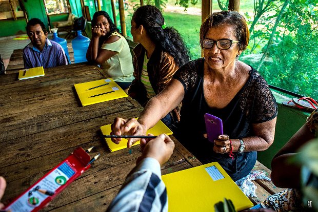 A pescadora Francisca Oriozola, moradora do distrito de Salobra diz a primeira coisa que vai fazer quando aprender a ler e a escrever: “vou ‘mandar Face’ [Facebook] pros meus amigos, pros meus filhos, pros meus netos”, diz, confiante, entre risos.